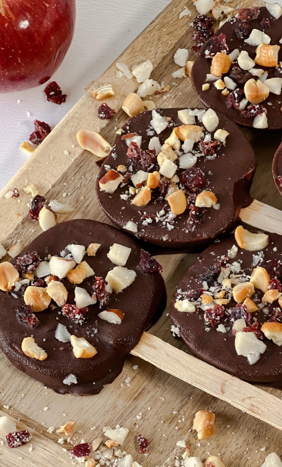 Paletas de manzana con chocolate oscuro