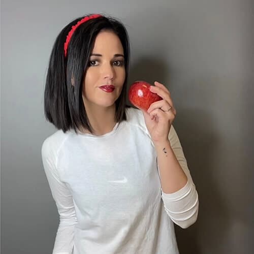Luciana Terrazas sonriendo con una frutilla en la mano